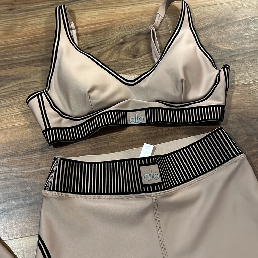 ALO Yoga Taupe & Black Contrast Sports Bra - Picture 5 of 10